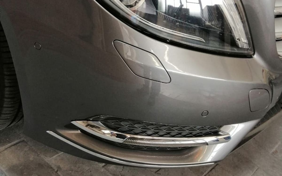 Dieselbe Frontecke der B-Klasse nach der Reparatur, glänzend lackiert