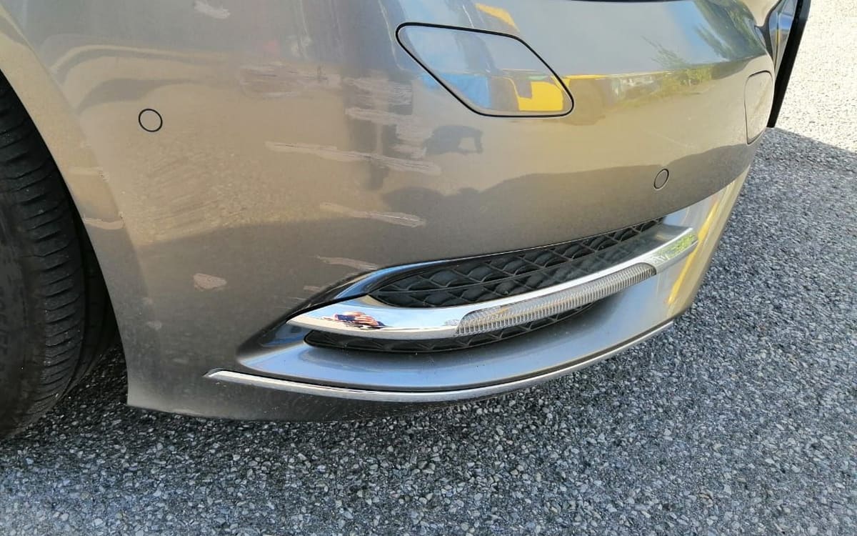 Frontstoßfänger der Mercedes B-Klasse mit Schrammen vor der Reparatur