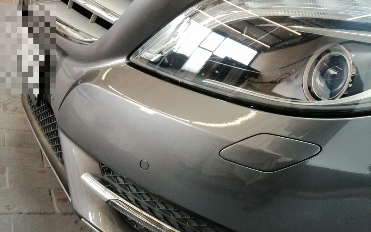 Front der Mercedes B-Klasse mit Kühlergrill und Scheinwerfer, frisch lackiert
